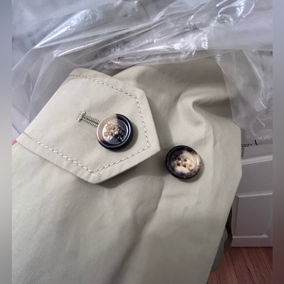 NEW WITH TAGS Burberry Beige Trench Coat with Yellow Lining US 38 - Picture 14 of 14